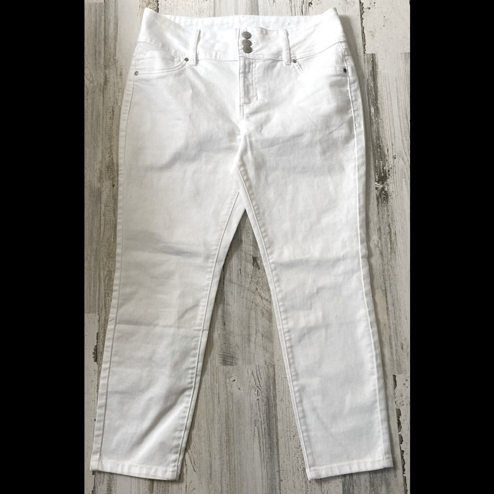 D. Jeans White Capri jeans